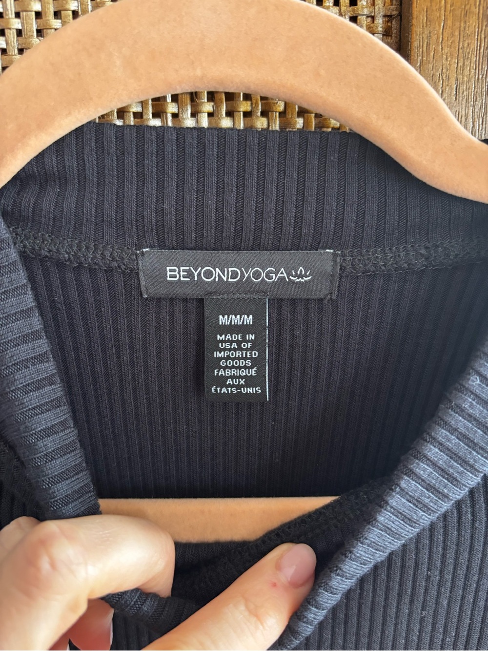 Beyond Yoga Ribbed Crop Black Tee Womens M TTS Great Condition - Picture 3 of 8